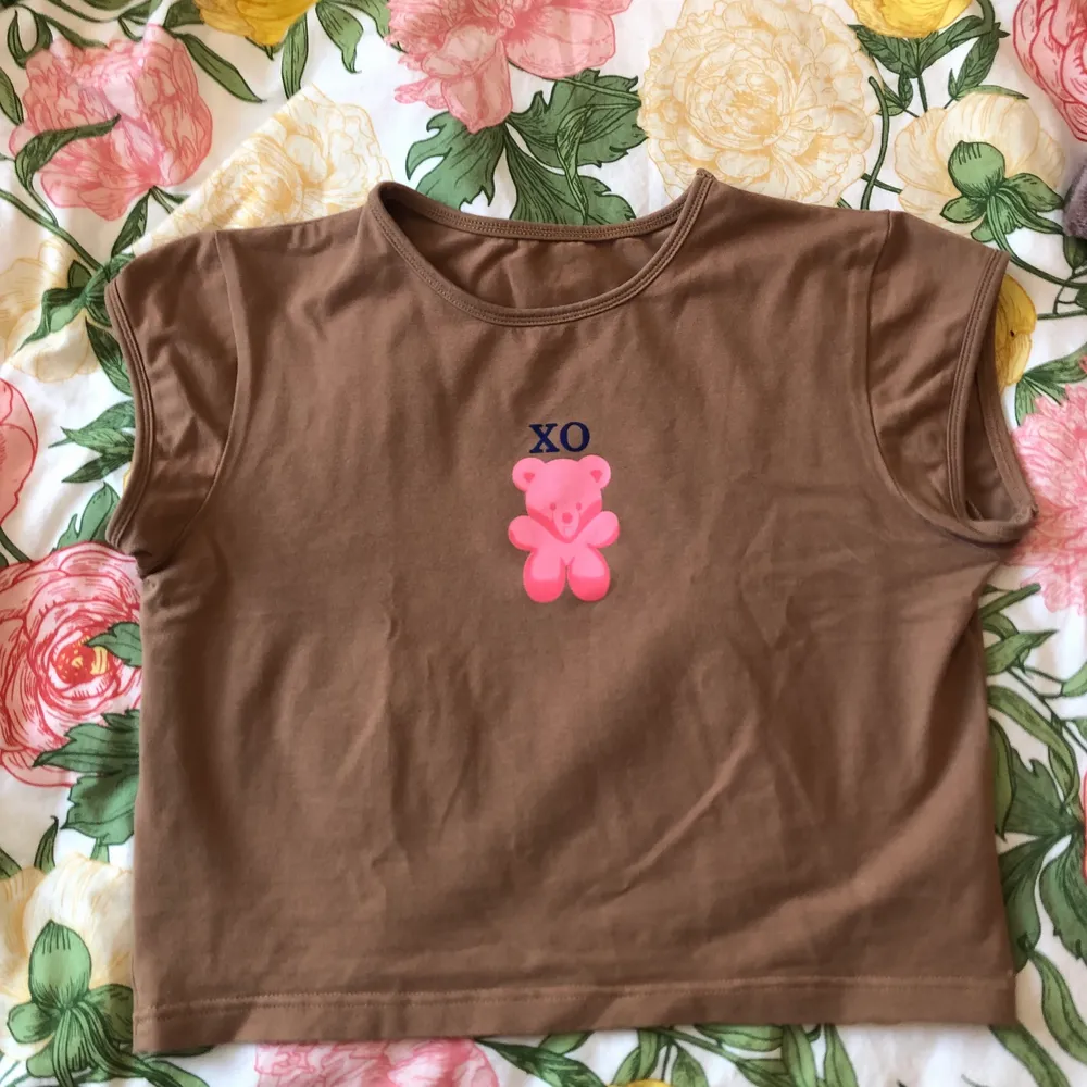 söt tröja med en björn på och texten ”xo”. köpare står för frakt 💗. T-shirts.
