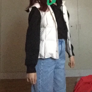 Väst - Här så säljer jag min fina väst som är från caravan och  den är köpt för ca 200-300kr och den har inga skador och det är i nyskick, den är dessutom perfekt nu när det håller på bli sommar och den funkar också på vintern, jag säljer den för ett bra pris och den är jätte fin formad