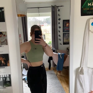 Bikini top - En vacker bikinitop från h&m. Aldrig annvänd. Den är grön som i första bilden. Storlek small. 