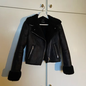 Svart jacka - Svart jacka i mockaimitation, riktigt gosig och varm men tyvärr för liten för mig❤️  kan mötas upp i kungälv men annars står köparen för frakten🥰