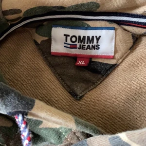 Tommy Jeans huvtröja storlek XL - Föddelsedags present. Riktig bekväm och varm huvtröja i riktig bra skick (inga skador) Den är 2år gammal och man kan inte hitta den idag (limited edition) Huvtröjan kostade 1600kr men säljer den nu för 500kr