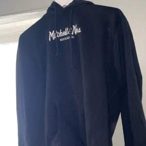 Hej!                                                                                       Säljer nu min Mitchell & ness hoodie som är endast använd fåtal gånger så i väldigt fint skick kostar 800kr ny men säljer den för endast 300kr, Storlek L