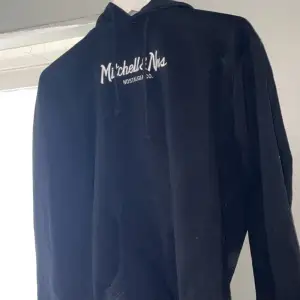 Hej!                                                                                       Säljer nu min Mitchell & ness hoodie som är endast använd fåtal gånger så i väldigt fint skick kostar 800kr ny men säljer den för endast 300kr, Storlek L