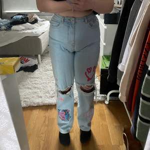 Säljer ett par jätte snygga jeans från Boohoo pga beställde två olika storlekar och säljer nu de som inte passade. Helt oanvända! Jag är 164 cm lång och de går hela vägen ner till foten. 250 kr.