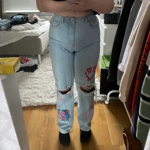 As feta jeans från Boohoo  - Säljer ett par jätte snygga jeans från Boohoo pga beställde två olika storlekar och säljer nu de som inte passade. Helt oanvända! Jag är 164 cm lång och de går hela vägen ner till foten. 250 kr.