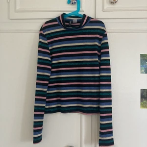 Randig topp - Randig topp i svart, grön, rosa och silver och blå. 50 kr + eventuell frakt 