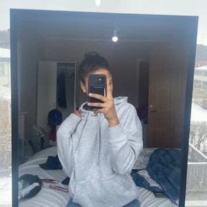 Snygg grå hoodie - Snygga basic grå hoddie från new yorker