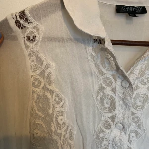 Skir blus från Topshop strl 36 - Skir blus från Topshop strl 36. Oanvänd i nyskick. Hämtas hemma hos mig på Kungsholmen 