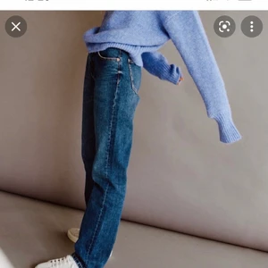 Zara Jeans  - Säljer dessa populära mid rise jeansen från zara i den mörkblå färgen. Knappt använda och i fint skick. Storlek 38