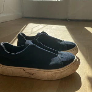 Blåa eytys - Svin snygga och tidlösa eytys. Älskar dessa skor, så sköna och passar till ALLT. Säljs då jag har ett par i svart som används mer. Kommer tvätta dem såklart innan köp, detta var den enda bilden jag hade tyvärr. Nypris 1900kr