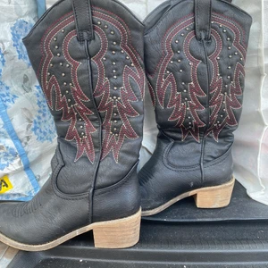 Skor - Fräscha fina ”cowboyskor” storlek 36! Priset går att diskutera! 