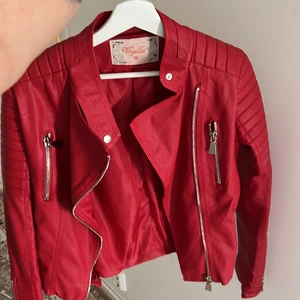 Röd skinnjacka  - Min röda skinnjacka jag använt 3-4 gånger och nu säljer för den inte kommer till användning pågrund av att det inte passar min stil längre. 