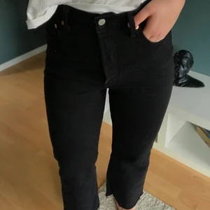 Svarta Levis jeans  - Svarta levis jeans ribcage crop flare 300kr eller bud. Köparen står för frakt 