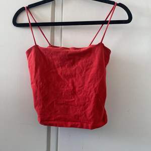 rött tajt linne från ginatricot i strl S. rätt så använd säljer för 30kr vill man mötas upp i linköping så blir det 25kr. dubbelt lager på brösten