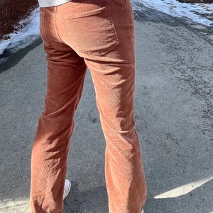 Utsvängda manchesterbyxor - Säljer dessa nästan helt oanvända utsvängda Manchester byxor i en fin brun färg. Dom kommer aldrig till användning så är i jättefint skick. Nypris var 400 men säljer för 300🫶 pris kan självklart diskuteras <33