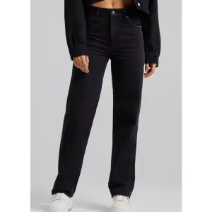 Helt nya svarta jeans från Bershka köpta på asos, storlek eu 32. Använt endast en gång, säljes pga de är för små för mig. Skulle säga att de passar storlek 32-34 💗 original pris 359 kr på asos