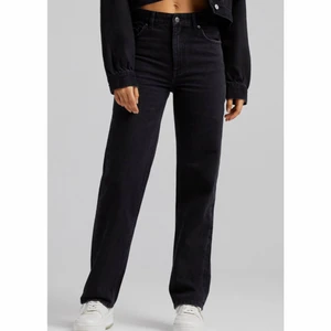 Svarta Bershka “dad” jeans - Helt nya svarta jeans från Bershka köpta på asos, storlek eu 32. Använt endast en gång, säljes pga de är för små för mig. Skulle säga att de passar storlek 32-34 💗 original pris 359 kr på asos