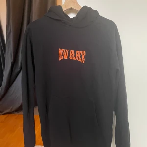 New Black Hoodie - New Black hoodie i Storlek M. Relativt använd men ändå i bra skick. Inte trasig någonstans. Snörningen i luvan saknas dock samt den är lite nopprig. Kan diskutera priset!! Kan mötas i Malmö eller frakta i hela Sverige. Köparen står för frakt.