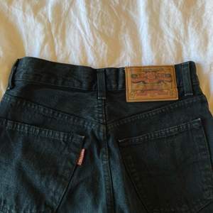 Säljer dessa svarta jeans från Crocker i strl 27/34, alltså långa i modellen!! Frakt 79kr, jag kan även mötas upp i Uppsala🧚🏼🧚🏼
