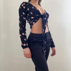 Snygg wrap croptop - Snygg topp från Brandy Melville köpt några år tillbaka. Använd en gång. Passar alla årstider, vardag och fest🪐