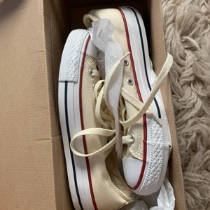 Låga converse - Sprillans nya converse i offwhite stl 37,5, köpta på tradera för 360kr. Säljer för 250💌💓