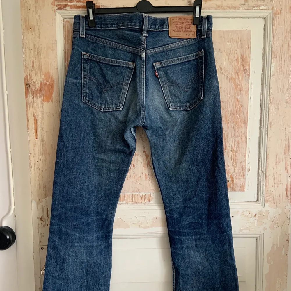 Riktigt snygga Levis jeans i bra skick, dock lite slitna längs ner vid benet! Små i storleken, passar även på mig som i vanliga fall har strl 26/27 i midja😊  Köparen står för frakten!📦. Jeans & Byxor.