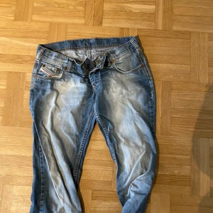 Diesel jeans  - Lågmidjade Diesel jeans, strl 30. Bootcut med knappar i gylfen. Lågmidjade
