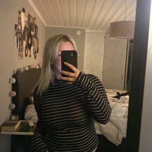 Randig tröja  - Svartvit randig tajt tröja, väldigt tunt material och skönt, lite högre krage, jätte fin 😍 skulle säga XS-S