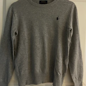 Finstickad tröja  - Grå finstickad tröja från Ralph Lauren. Väldigt fint skick. Den är i ” barnstorlek”. L men skulle säga att den är som S annars. Köparen står för frakt! 