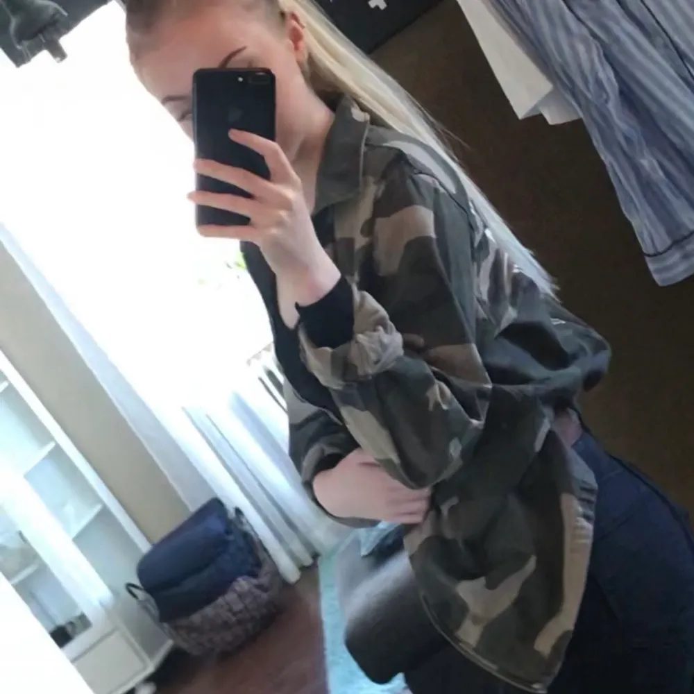 Kamouflage Jacka från hm med tryck på ryggen, dragkedja, storlek M, köpt på HM. Takit.