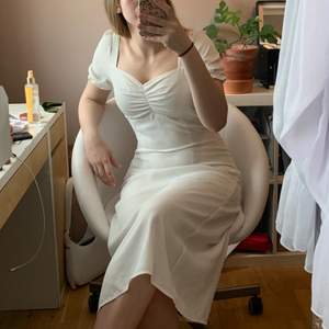En somrig vit klänning köpt från na-kd. Säljer då den inte riktigt passar mig, endast använd ett fåtal gånger. Kontakta mig om du vill ha fler bilder ❤️❤️ pris kan diskuteras vid snabb affär  