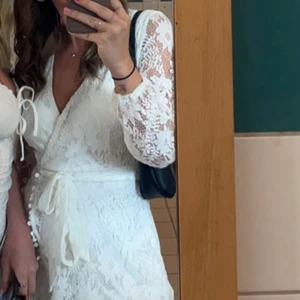 Studentklänning - Säljer min studentklänning som är använd 1 gång,sitter supeeer fint😍Kan skicka fler bilder vid intresse