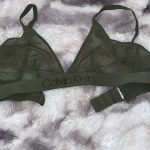 Calvin Klein  BH - Har klippt bort lappen, skulle gissa att den passar typ xs, är för liten för mig som har 75C. Knappt använd så i fint skick