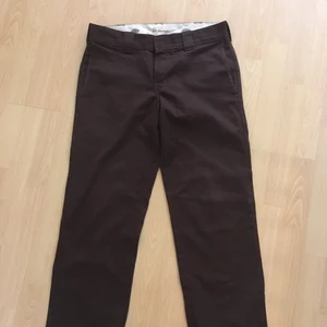 Bruna byxor dickies  - 32x32  Skickas för 66kr eller möts i Lund Har en fläck eller förslitning på höger baklår 