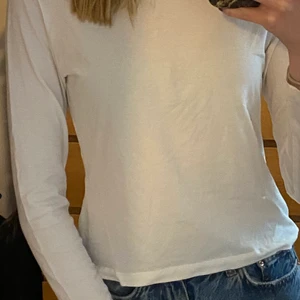 Vit tröja från KappAhl  - En vit långärmad tröja från KappAhl som är i bra skick, har bara används några gånger
