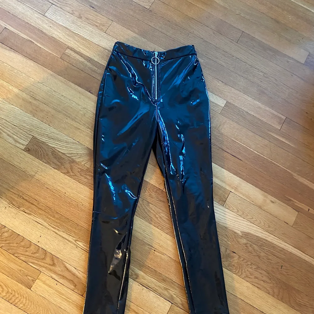 Shiny byxor, oanvända från Forever21 (Originalpris ca 300kr). Jeans & Byxor.