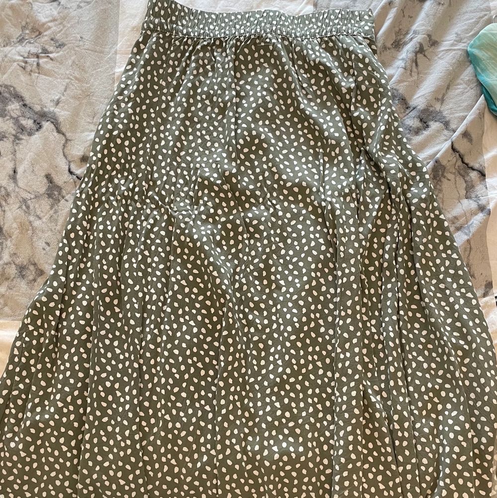 Säljer denna prickiga, gröna sommar kjolen, köpt på Vila! Använd förra sommaren  ❗️Köparen står för frakt❗️. Kjolar.