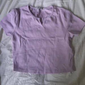 Pastel lila top - Garderobs rensning. Kort top i pastellila i storlek M. Känns som en S. Köpt på Lager 157