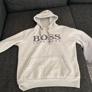 Hugo boss hoodie  - Använd i bra skick, passar inte längre 