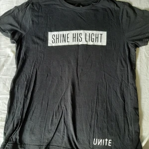 Svart Tröja - Gaderobs rensning. Svart tröja från lager 157. Storlek L känns som en M.