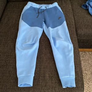 Nike tech fleece byxor  - Blåa byxor rensar garderoben. Lägg bud 