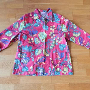 Artistrock i bomull från 70-talet!  - Så snygg artistrock/kavaj I krispig bomull!  Hemsydd eller omsydd i tyget Fructus av Charlotte Kalén. Fantastiskt mönster! Två fickor fram.  En knapp har trillat av men jag har behållt den så skickar med. I övrigt fint skick!   Byst: 57x2 Midja: 54x2 Längd: 71 cm Ärmlängd: 44 cm Ärmhål: 30x2 Biceps: 20x2  Pris: 299 kr pp skicka lätt för 66 kr 