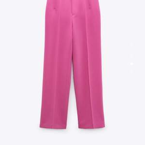 Säljer helt oanvända rosa kostymbyxor från Zara med referensnumret 2761/045/630 i storlek XS. Byxorna är aldrig använda och har prislapp kvar. Nypris 399 kr. Köparen står för frakten och inga returer mottas.