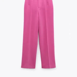 Zara - Byxa Francoise rosa, XS - Säljer helt oanvända rosa kostymbyxor från Zara med referensnumret 2761/045/630 i storlek XS. Byxorna är aldrig använda och har prislapp kvar. Nypris 399 kr. Köparen står för frakten och inga returer mottas.
