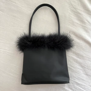 y2k svart väska - mått: 23x23 cm. bra skick. möts upp i stockholm eller fraktar 🖤