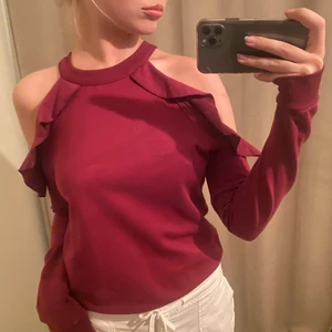 Fin sweatshirt  - Jättefin hallonröd sweatshirt, Therese Lindgrens kollektion med NA-KD. Nästan oanvänd och säljs inte längre. Skriv privat om du har några frågor🤗💓