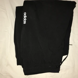 Addidas träningsbyxor  - 350kr svarta träningsbyxor addidas. Använda 2 ggr. Tvättade vi snabb affär 300kr 