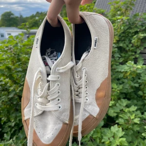 Vita vans - Måttligt använda, lite slitna på ena foten pga skating men inget som påverkar användningen. Köpta på Hollywood i Gbg. Säljer pga att jag inte använder dem :)