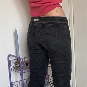 Lee jeans - Snygga lee jeans som sitter low/mid waist! Går att vika ner i midjan så att dom blir ännu lägre. 