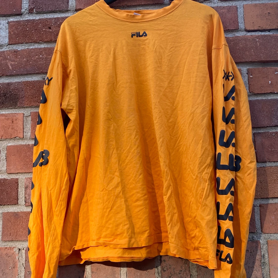 Orange Fila tröja perfekt till skater stilen